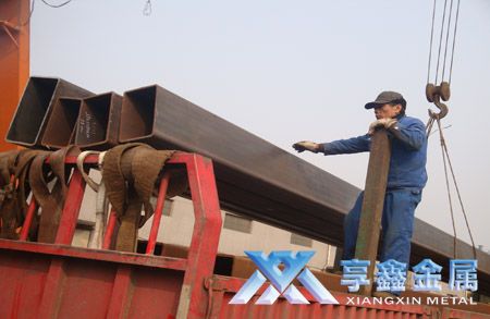佛山市XX建材有限公司采購的耐腐蝕Q345E方管正在抓緊裝車(chē)