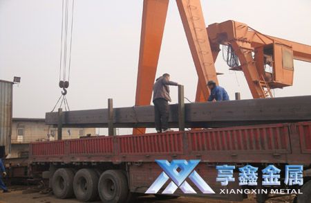 南京XX輪船金屬結構件有限公司采購的233噸冷彎焊接方矩管正在裝車(chē)