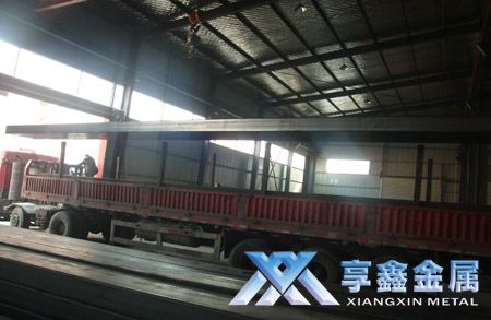 天津XX重工實(shí)業(yè)有限公司第三次采購的無(wú)縫管矩形管已經(jīng)裝車(chē)待發(fā)了