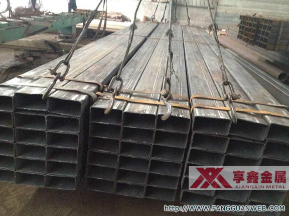 廣州市XX自動(dòng)門(mén)有限公司采購的Q235冷彎方管正在裝車(chē)